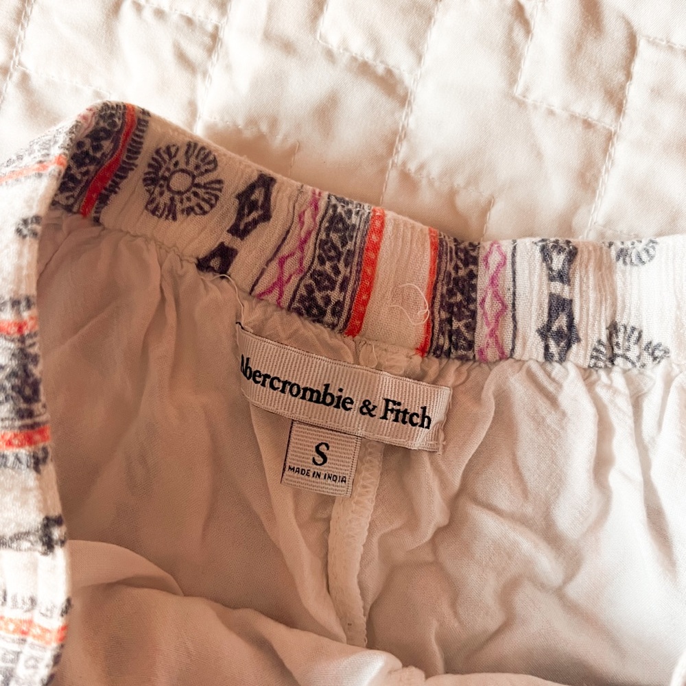 Abercrombie and Fitch Patterned Flowy Shorts Size Small - Picture 3 of 3